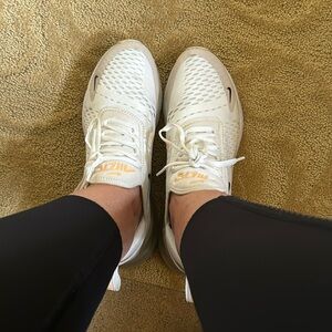Size 10 white Nike air max 270